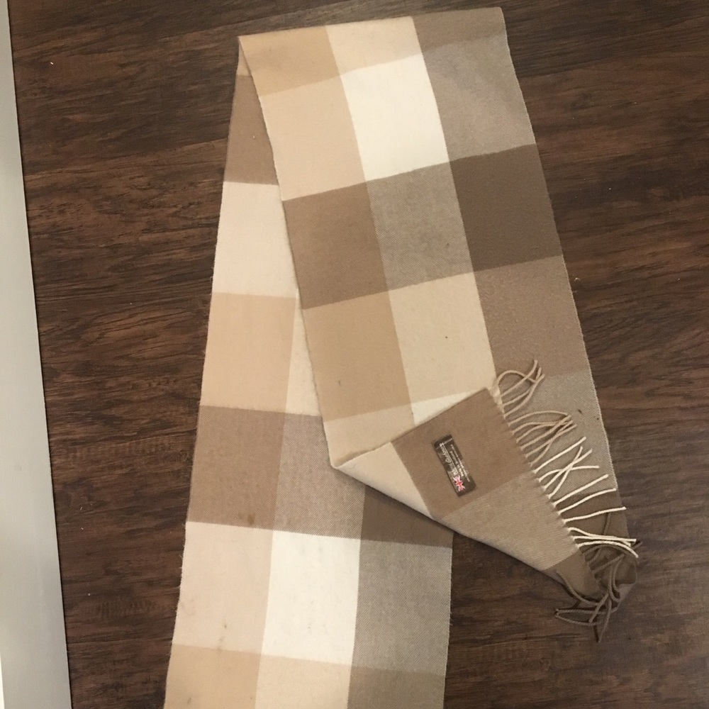 100% Cashmere Scarf with fringes on either side.